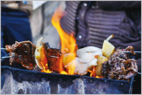 乙嫁語りで様々な動物の肉が串焼きにされている