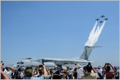 美保基地航空祭で新しい輸送機C-2のフライト